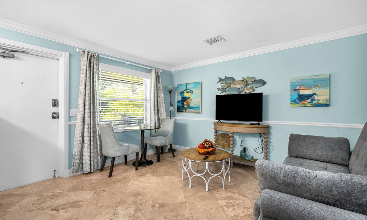 Grandview Heights Apartment | Simple & Cozy WPB Apartment #5
