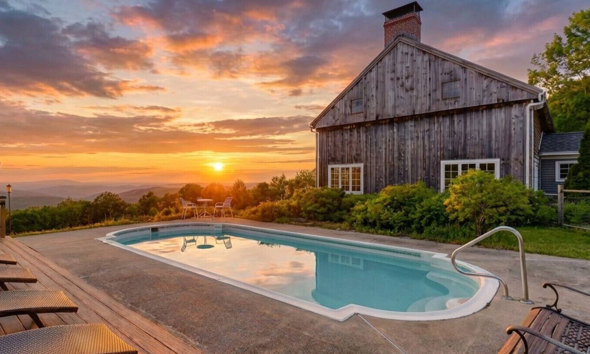 West Dover Ski Chalet | Skybarn Vermont | Pool, 100-Mile Views, Historic Barn