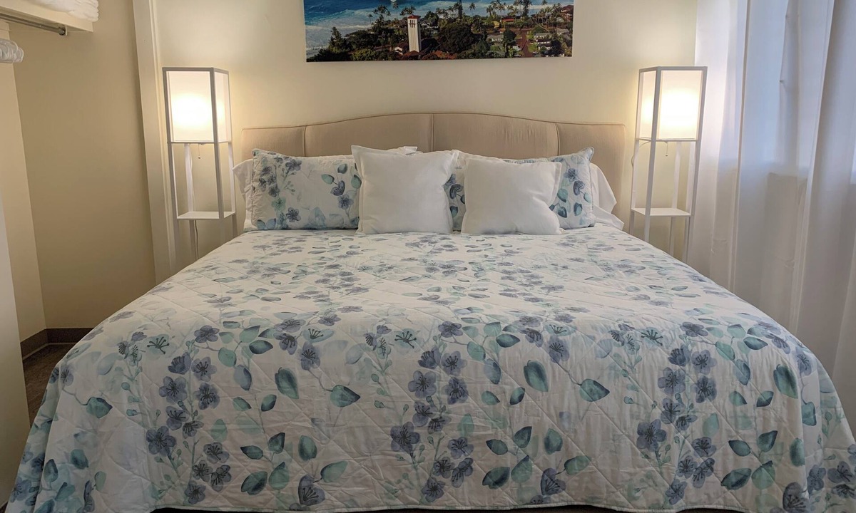 McCully - Moiliili Condo | Spacious 2-bedroom apartment sleeps 7 with parking