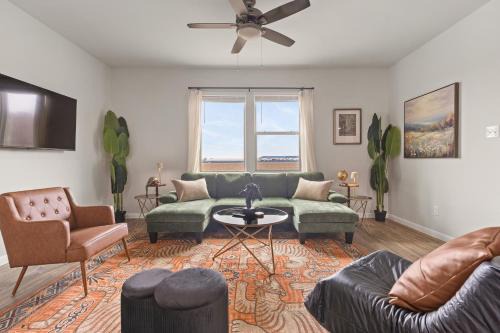 Lockhart Apartment | Spacious 3BR w Backyard Dining Lounge TWR 105