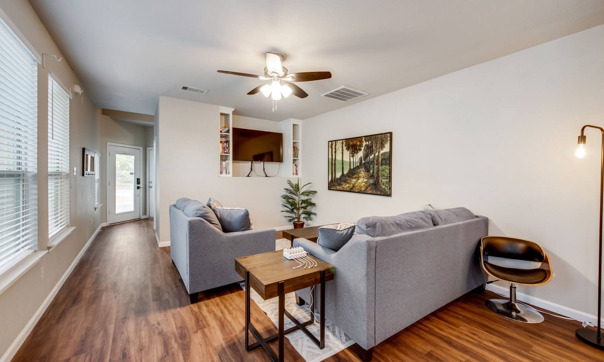 Como House | Spacious & Comfortable 3 Bedroom Home with Garage