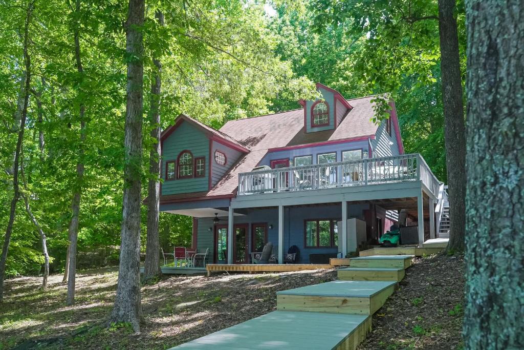 Bumpass House | Spacious pet friendly waterfront house with patio & grill