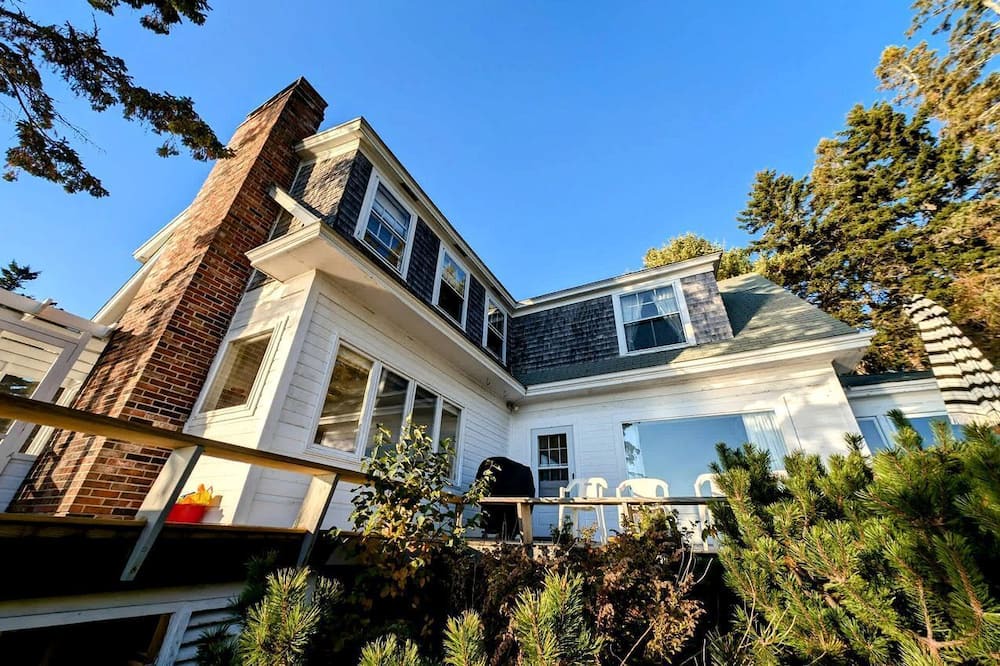 Hancock Point Cottage | Spacious Waterfront Cottage with Private Beach and Deck, Near Acadia National Park in Hancock Point, Maine