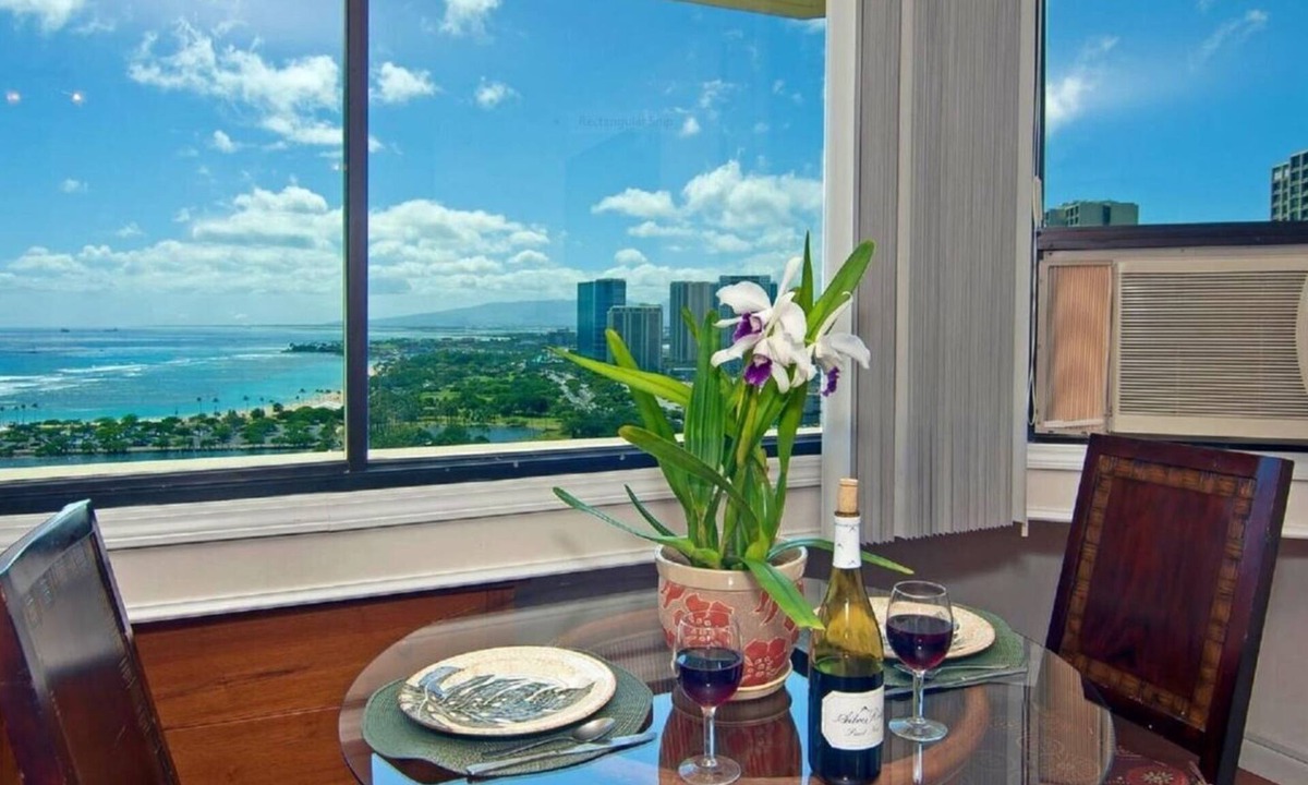 Waikiki Condo | Spectacular Ocean Views- Great Location-Free Parking- Full Kitchen -Washer/Dryer