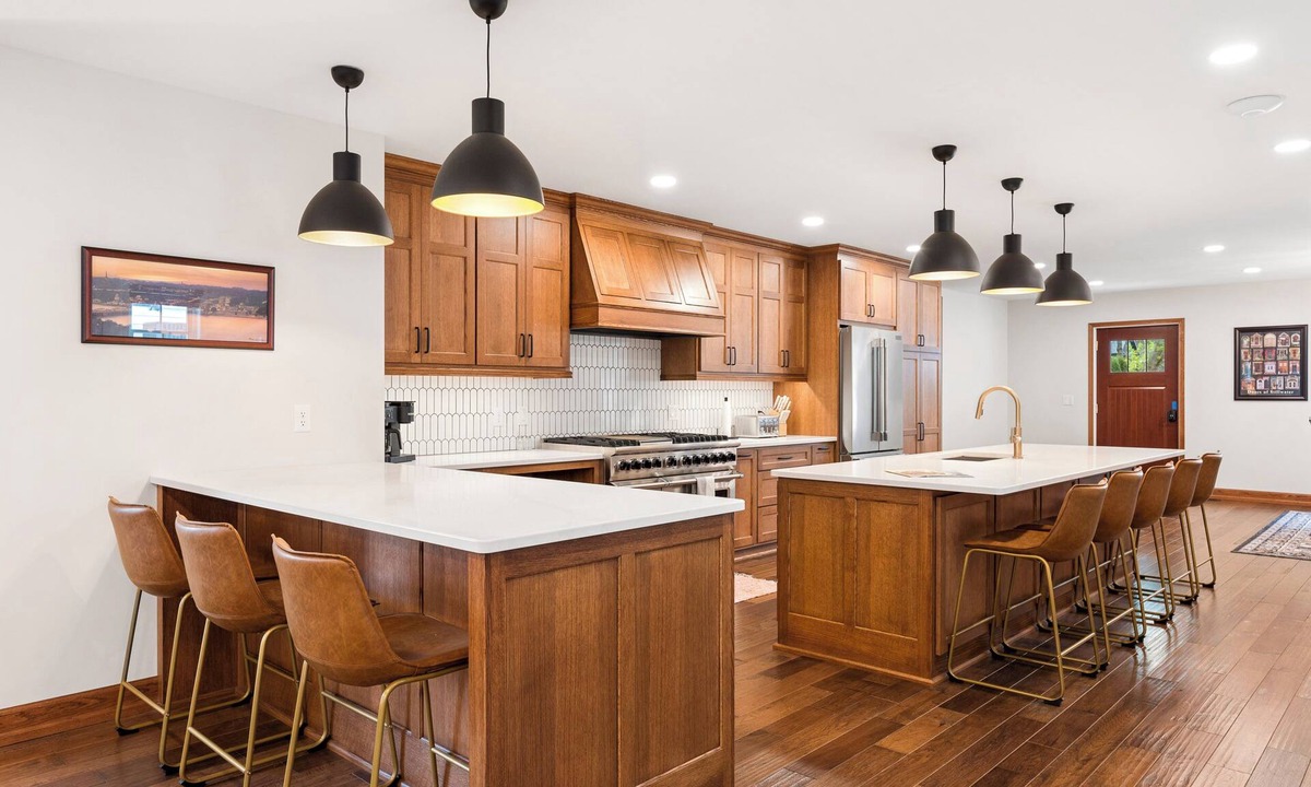 Stillwater House | Stunning 5BR Historic Home, Walk to downtown Stillwater, Sleeps 14, Chef Kitchen