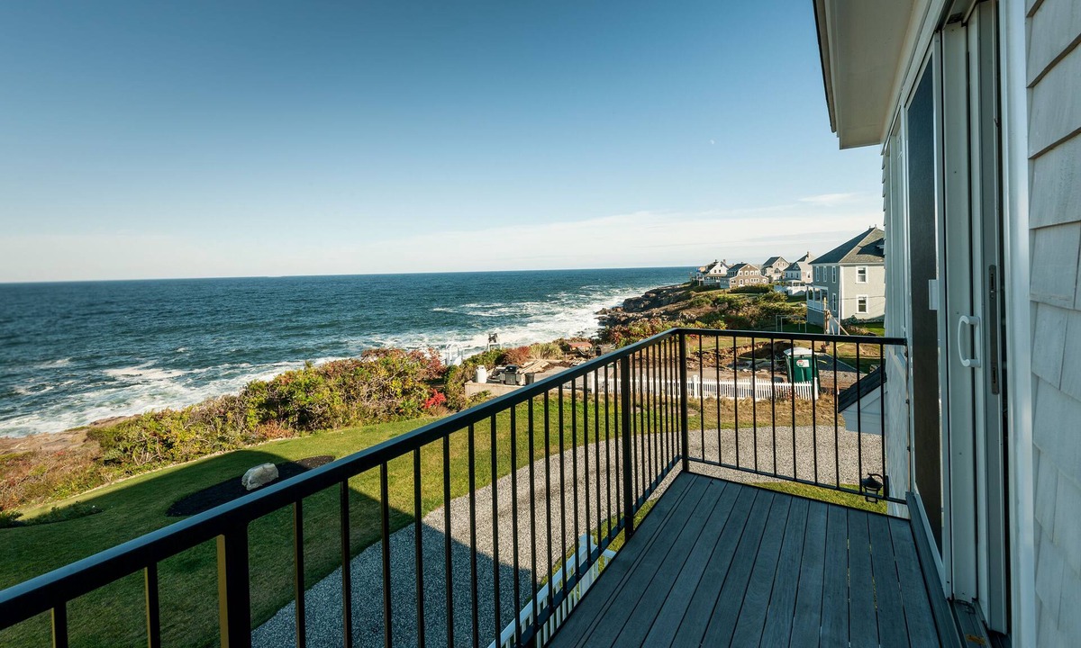 York Beach House | Stunning Seaside Luxury Retreat with Amazing Ocean Views: One of York's BEST