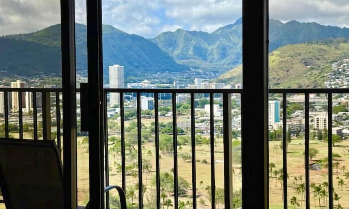 Waikiki Condo | Sunrise view and mountain breeze 1bd apt