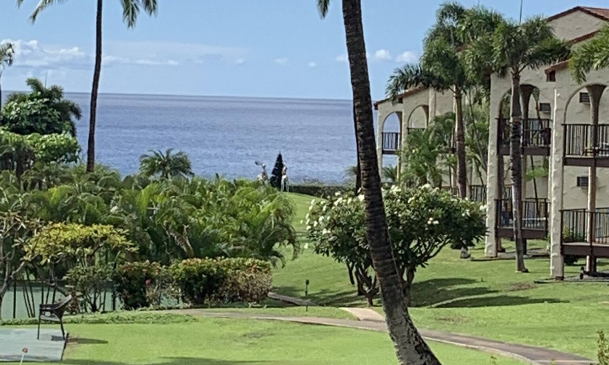 Kihei Condo | Tastefully upgraded. One of the only resort units with a full size laundry team.