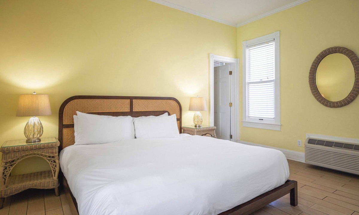 Historic Seaport Apartment | The Curry Poolside | Ground Floor King