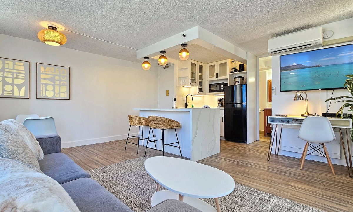 Honolulu Apartment | The Pineapple Place, A gorgeous 9th floor Waikiki Apartment + Pool & Spa