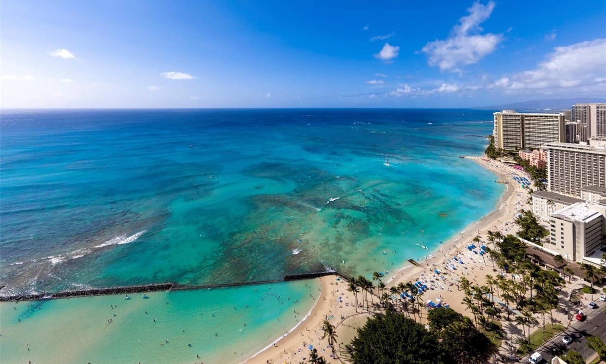 Honolulu Apartment | Top Floor Penthouse @ Waikiki Beach Tower - Direct Oceanfront Condo in Waikiki