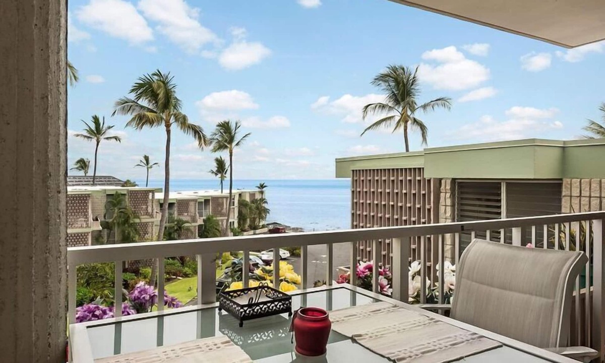 Kailua-Kona Condo | 🏖️Top Floor with AC & Ocean Views| Convenient Location