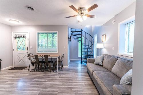 Indian Point Villa | Tribesman #23 - The Guilded Lady -Near Silver Dollar City