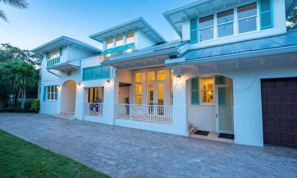 Stuart Villa | Upscale 2018 Elegant Mansion with Pool