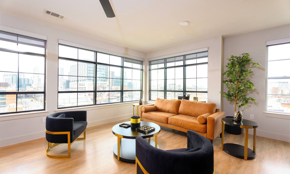 Deep Ellum Apartment | Upscale Deep Ellum Retreat w/King Bed Pool Skyline Vibes