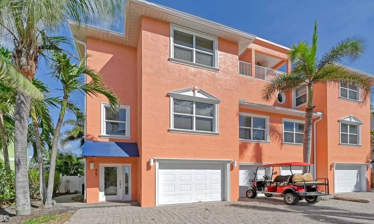 Siesta Key Villa | Walk to the Beach! Luxury 4 BR 5 BA Retreat on Siesta Key on Grand Canal Near Village