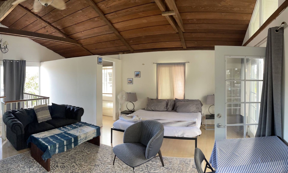 Portlock Apartment | Waterfront penthouse studio