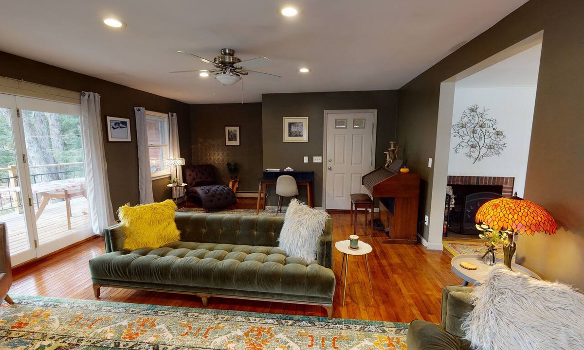 Mendon House | Winter Lore – 4BR Mountain Getaway w/Hot Tub, Game Room & Pet-Friendly Vibes!