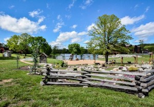 Chalets Resort LAKEFRONT Cottage Free Amenities Amazing views Kayaks 2 Pools