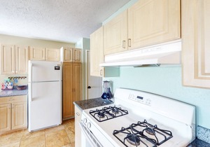 Lovely Oceanfront Tropical Home w/Shared Pool, Free WiFi, Water Views, Lanai
