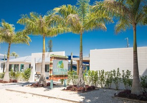 "Mini studio" steps away from Lido beach.