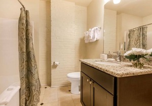 Modern condo steps from French Quarter/Bourbon