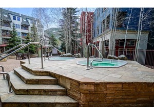 Outstanding 2BR in River Run. Fully stocked, steps from gondola and shopping in Dillon