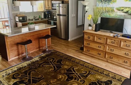 Diamond Head - Kapahulu - St. Louis House | 3bd/2bth 5 minute walk to Waikiki Beach, Honolulu Zoo and more...