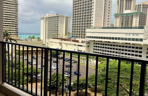 Diamond Head - Kapahulu - St. Louis Condo | An Aloha condo in the heart of Waikiki-5 minutes to beach, parking, AC,WiFi incl