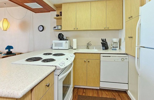 Makaha Condo | Beautiful, 1 Bedroom, 3rd Floor Beachfront Condo (HP305)