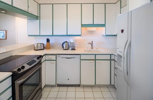 Diamond Head - Kapahulu - St. Louis Condo | Direct Ocean Beachfront! One bedroom one bath one parking!