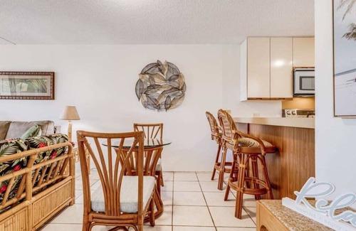 Kihei Condo | Kihei Ease Thrives! Lanai, Kitchen, AC, Laundry, WiFi+Flat Screen–Kamaole Sands 6203