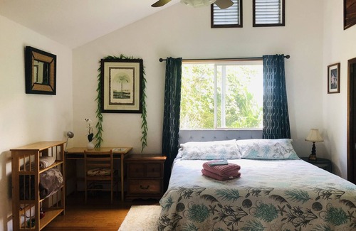 Hilo Bed & Breakfast | King room ensuite is spacious , relaxing, quiet space with a homey atmosphere.