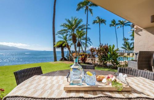 Wailuku House | Lauloa 105 · LOA 105 2BD OceanFront Getaway w AC Pool