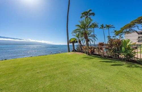Wailuku House | Lauloa 105 · LOA 105 2BD OceanFront Getaway w AC Pool