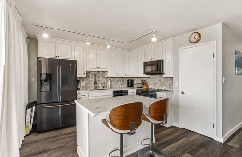 Kihei Condo | Maui Parkshore 414, Beautiful Remodel, Center Cut Top Floor, Amazing Ocean Views