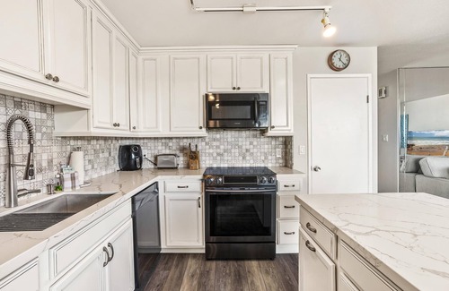 Kihei Condo | Maui Parkshore 414, Beautiful Remodel, Center Cut Top Floor, Amazing Ocean Views