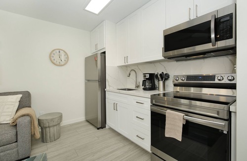 Waikiki Condo | Modern condo in Heart of Waikiki! 1 block to beach, AC, Wi-Fi, free parking!
