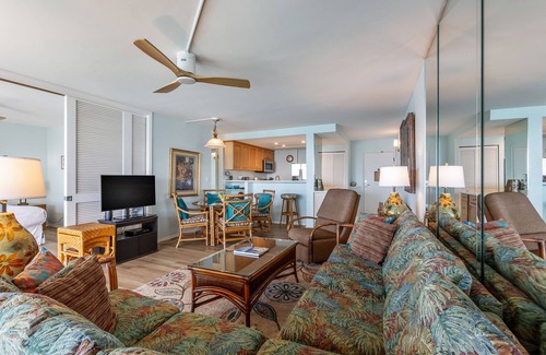 Kahana Apartment | Newly remodeled oceanfront condo with pool, lanai & private W/D - near beach