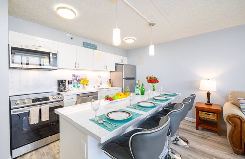 Waikiki Condo | Ocean & Diamond Head Views - Near Beach - Parking!