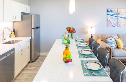 Waikiki Condo | Ocean & Diamond Head Views - Near Beach - Parking!