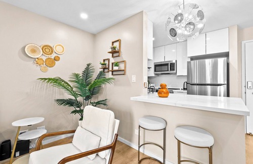 Ala Moana Apartment | Peaceful Modern HNL Getaway
