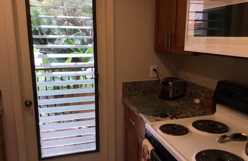 Kihei Condo | Tastefully upgraded. One of the only resort units with a full size laundry team.