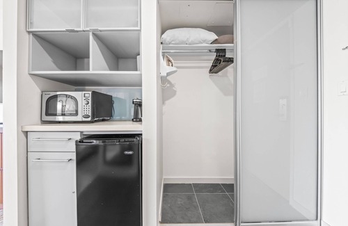 Ala Moana Apartment | Top Floor Ala Moana w Amazing Views w/Balcony MAIN