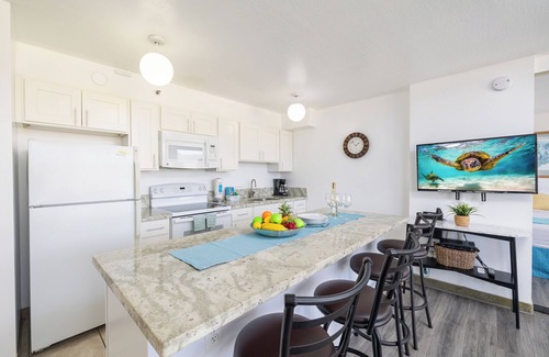 Waikiki Condo | Waikiki Escapade: Mountain Views Condo, Steps to Beach with Parking Perk!