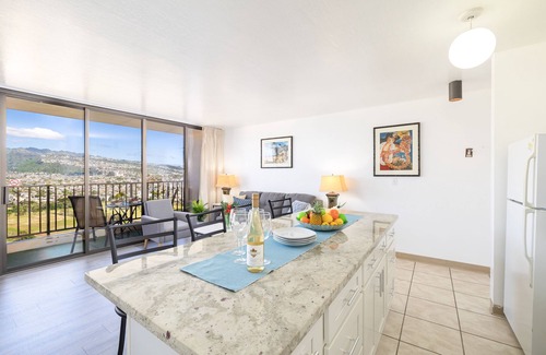 Waikiki Condo | Waikiki Escapade: Mountain Views Condo, Steps to Beach with Parking Perk!