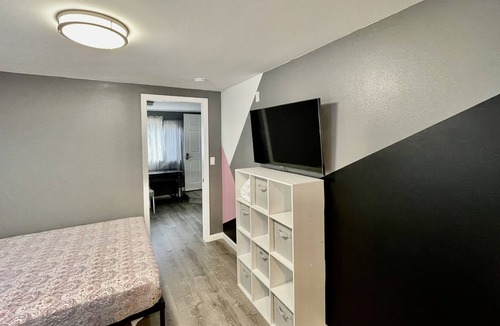 Tantalus House | 1A Newly Renovated One bedroom/Parking/Wi-Fi/kitchen