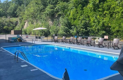 Branson Theater District Condo | 1BR Condo in Oak Ridge – Modern Poolside Stay