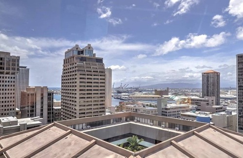 Downtown Honolulu Apartment | 1BR Ocean/Sunset View w/Parking