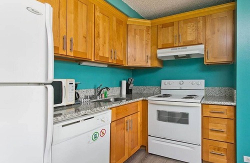 Diamond Head - Kapahulu - St. Louis Condo | 2 Units in Honolulu - Walk to Waikiki Beach! Sleeps 8.